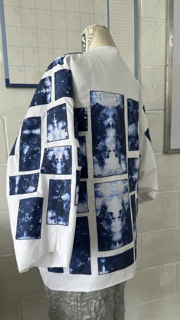 Chaqueta blanca, confección a medida en GALO Atelier, El Salvador, hecha a partir de un diseño