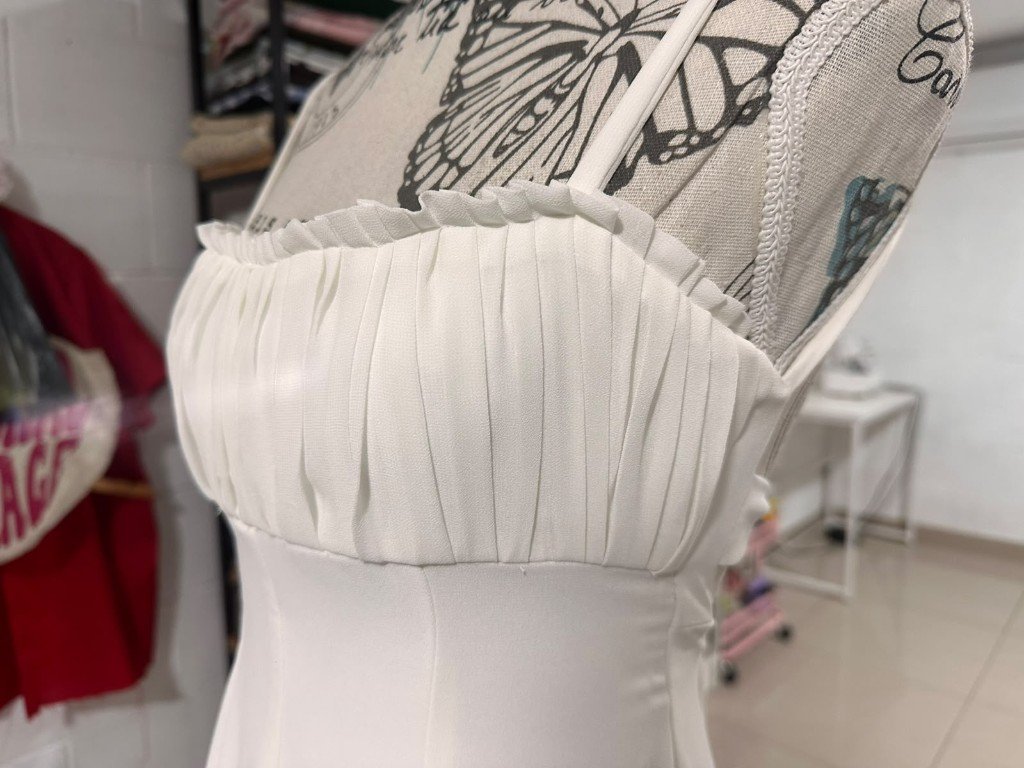 Detalle del corpiño plisado de un vestido de novia confeccionado a medida por GALO Atelier, El Salvador