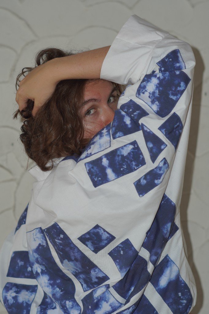 Persona con chaqueta blanca, confección a medida en GALO Atelier, El Salvador