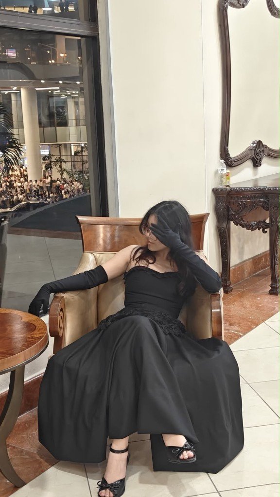 Persona con vestido negro largo, confección a medida de GALO Atelier, El Salvador