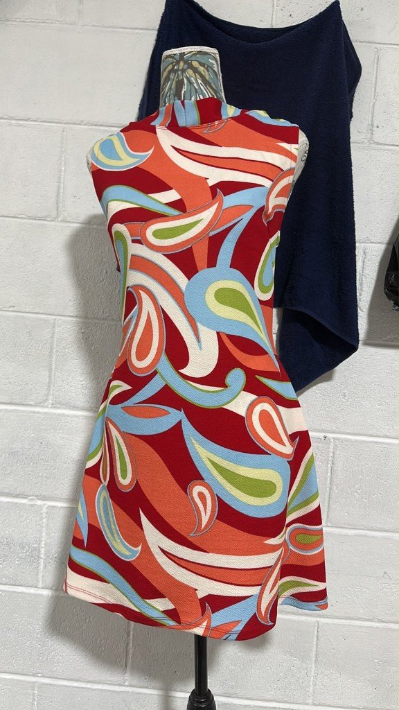Vestido corto con estampado de colores, confección a medida de GALO Atelier, El Salvador